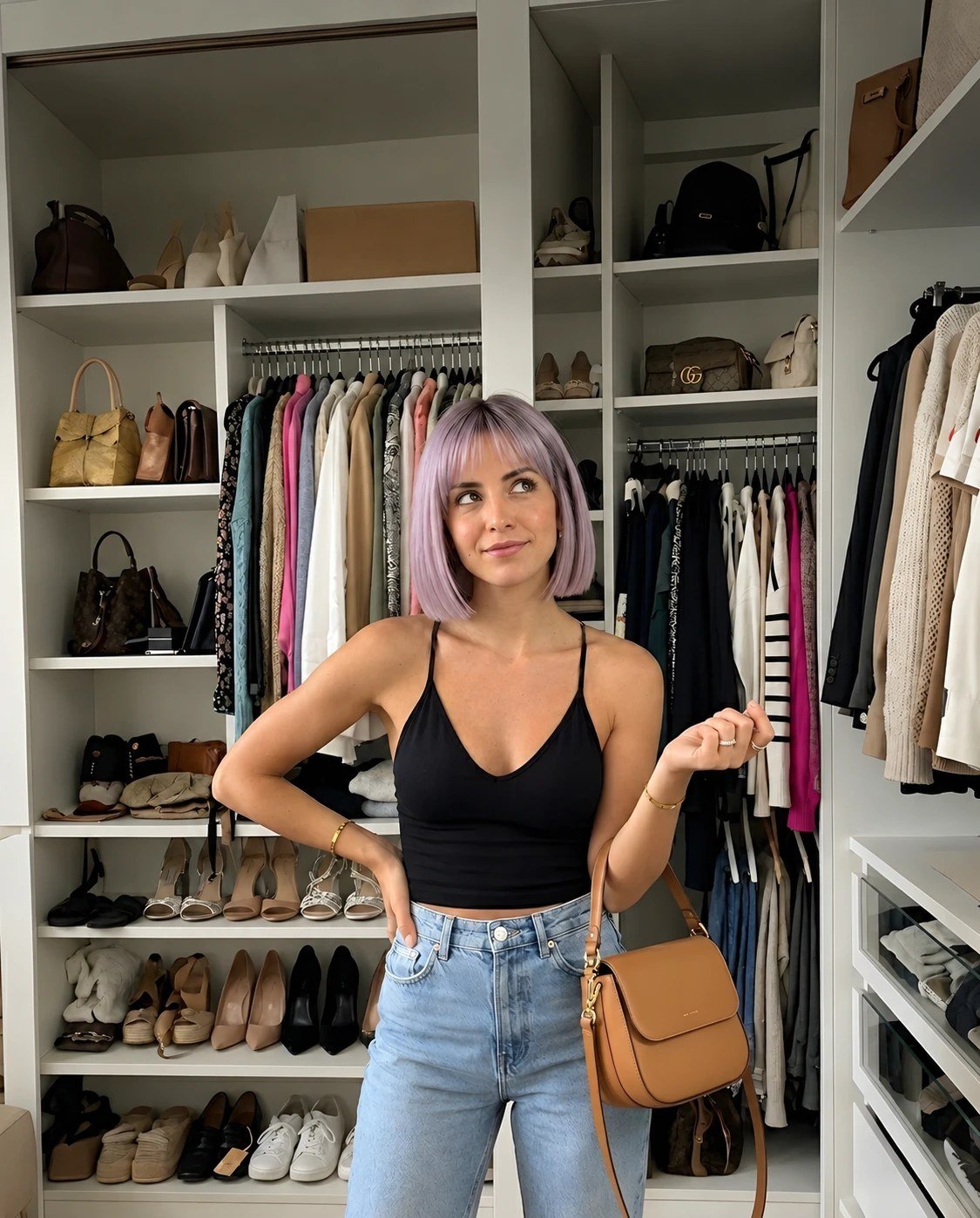 Cabina Armadio: tutto il tuo stile. La nostra modella nel guardaroba con borse, scarpe e capi selezionati